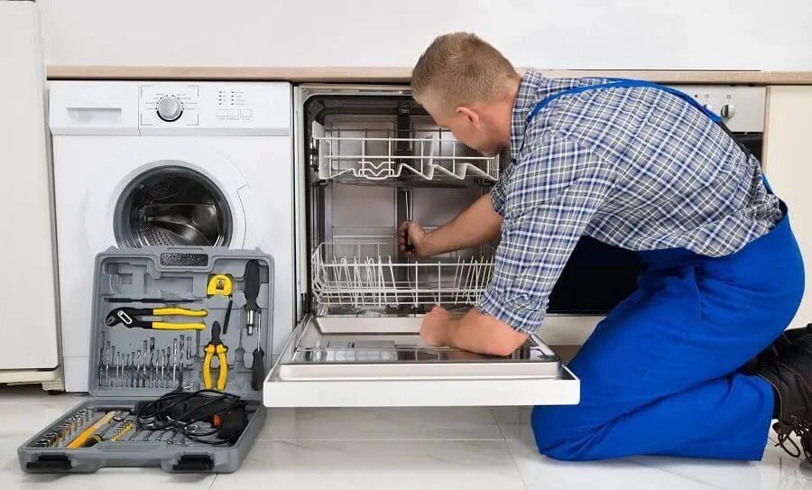 Altındağ Termodinamik servisi teknisyen ekibi beyaz eşya tamiri yaparken